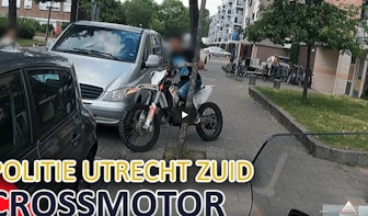 Video: Politie achtervolgt crossmotor die op de vlucht slaat in Utrechtse wijk Kanaleneiland