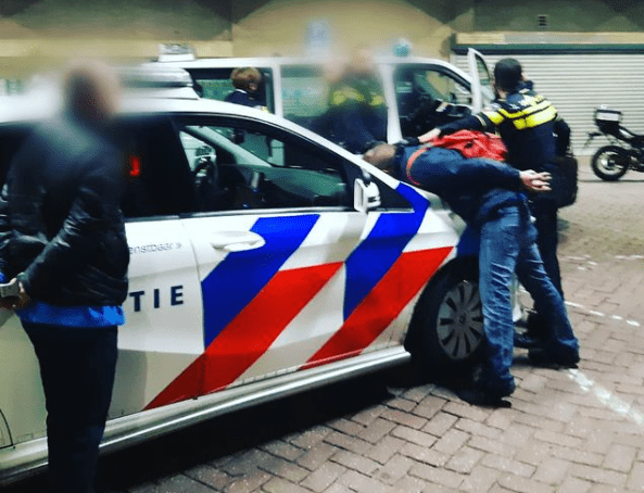 Politie Arresteert Zes Dronken Mannen Die Mensen Lastigvallen Op ...