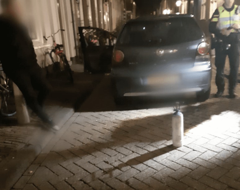 Automobilist onder invloed van lachgas rijdt in binnenstad Utrecht bijna meerdere fietsers aan