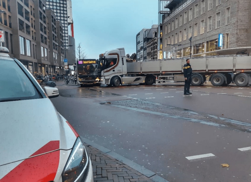 Flinke verkeersopstopping na botsing bus en vrachtwagen op Vredenburg