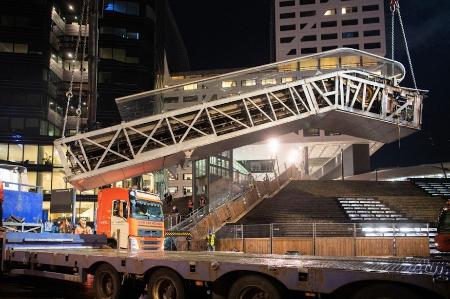 Problemen met roltrappen bij Utrecht Centraal lijken verleden tijd; vier nieuwe trappen hangen