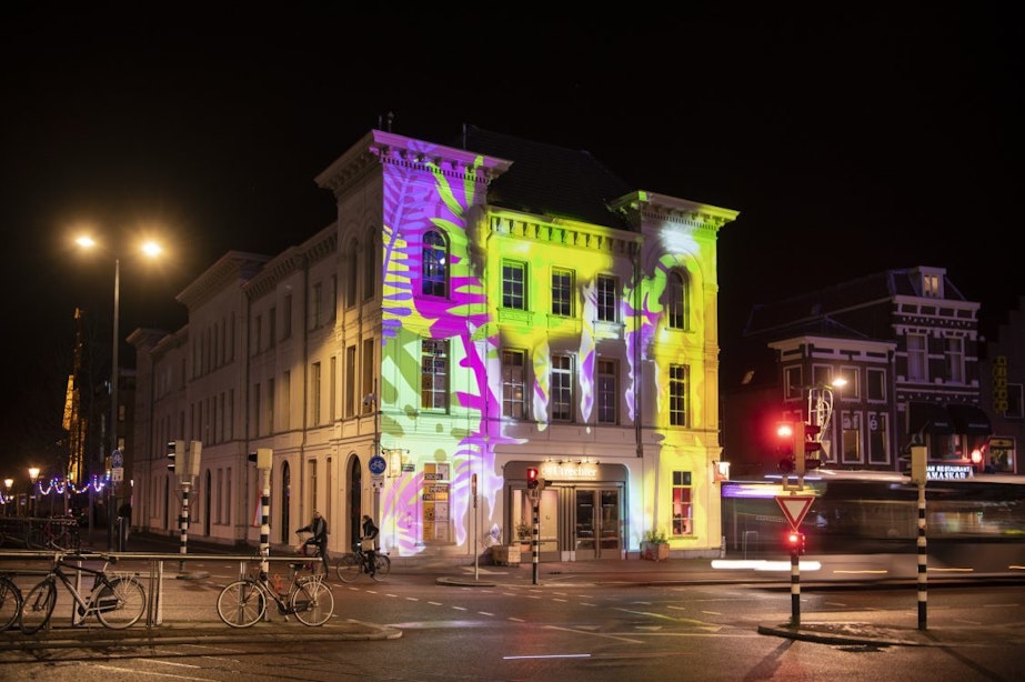 Lichtprojecties van kleurplaten op gevels in Utrechtse binnenstad dit jaar opnieuw te bewonderen