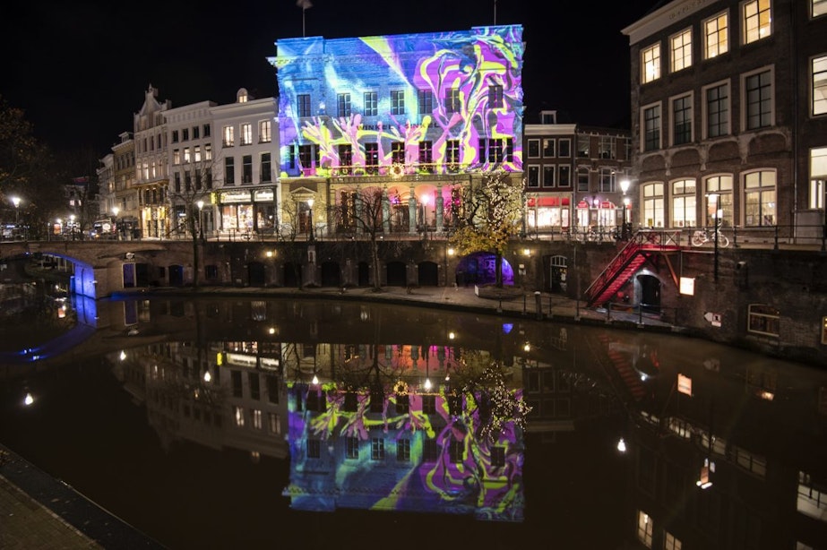 Vanaf vrijdag zijn ze weer terug: de kleurrijke lichtprojecties op gevels van gebouwen in Utrecht