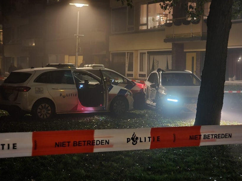 Wilde achtervolging door Utrecht: bestuurders van scooter gereden, politieauto geramd