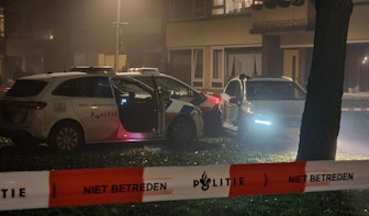 Wilde achtervolging door Utrecht: bestuurders van scooter gereden, politieauto geramd