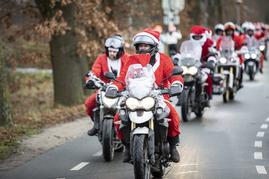 Zo’n 200 kerstmannen op motoren rijden voorbij het Prinses Máxima Centrum in Utrecht