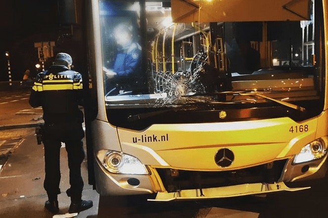 Beschonken scooterrijder slaat op de vlucht na ongeval met stadsbus in centrum Utrecht