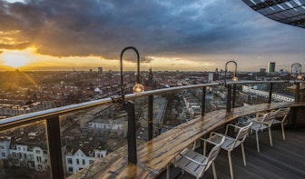 Culinair recensent Volkskrant bezoekt De Watertoren in Utrecht; ‘Het gevoel dat je tot het einde van de wereld kunt kijken’