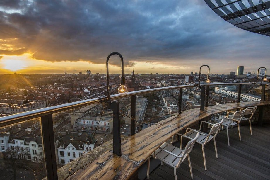 Culinair recensent Volkskrant bezoekt De Watertoren in Utrecht; ‘Het gevoel dat je tot het einde van de wereld kunt kijken’