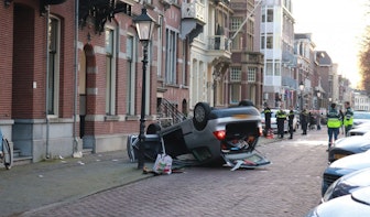 Auto op de kop na eenzijdig ongeval bij Maliebaan in Utrecht; twee gewonden