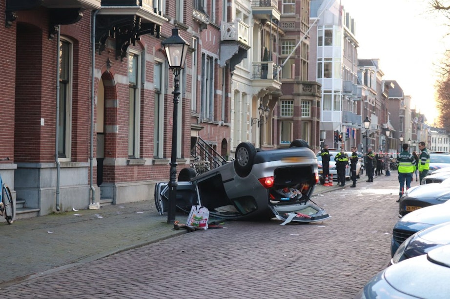 Auto op de kop na eenzijdig ongeval bij Maliebaan in Utrecht; twee gewonden