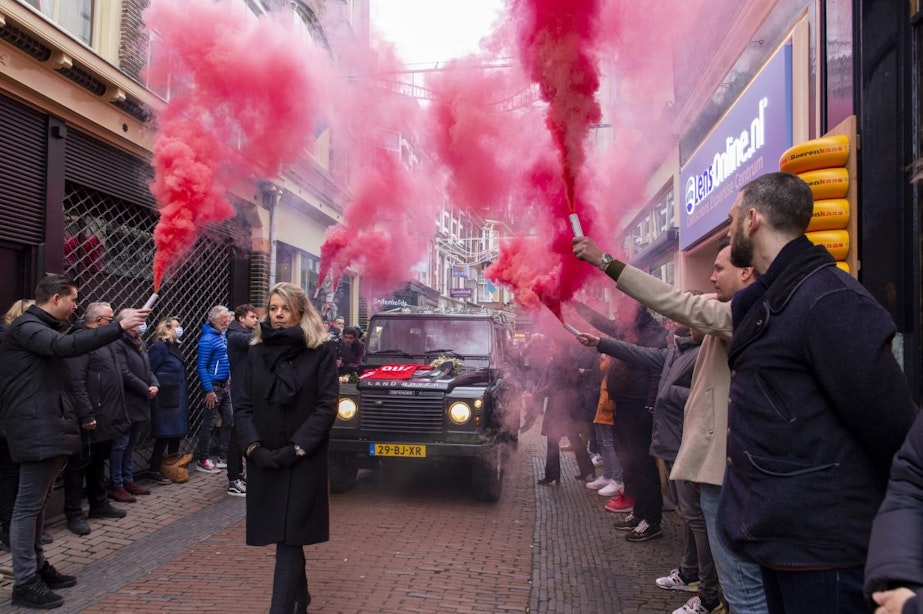 Tientallen mensen aanwezig bij laatste groet Ralph Bond in binnenstad Utrecht