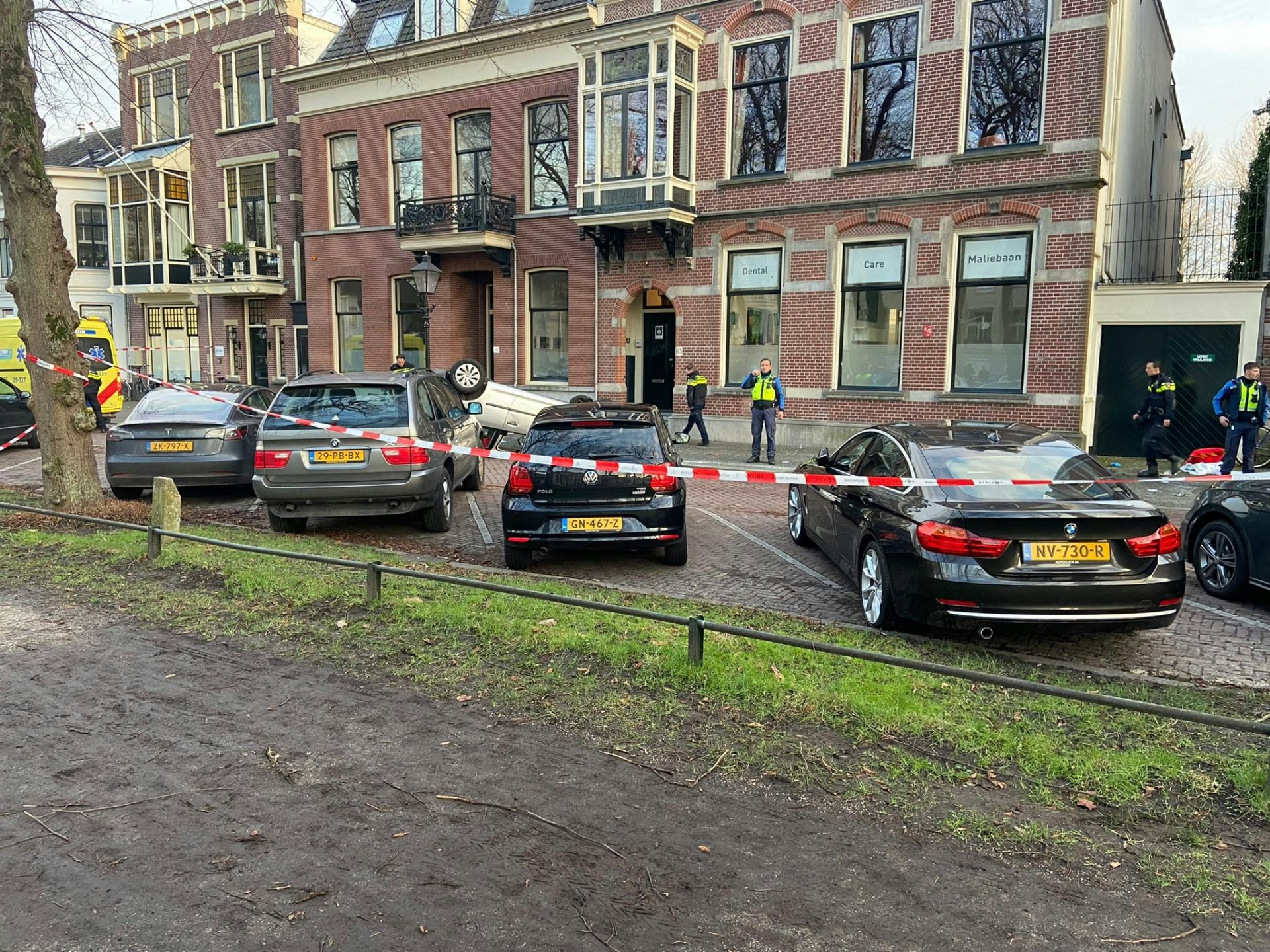 Auto op de kop na eenzijdig ongeval bij Maliebaan in Utrecht; twee gewonden.