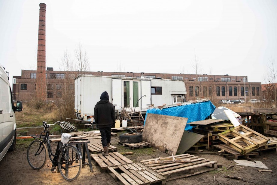 Krakers verlaten Befu-terrein in Hoograven in Utrecht
