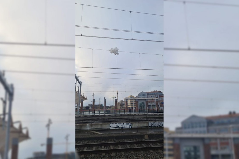 Valentijnsflater: tros ballonnen in bovenleiding verstoort treinverkeer bij Utrecht Leidsche Rijn