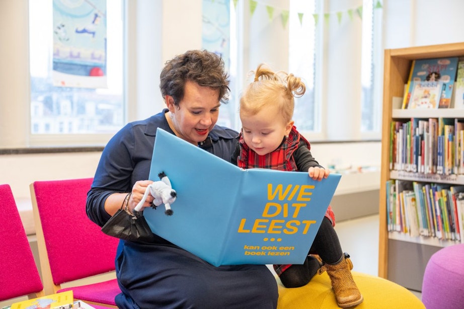 Burgemeester Dijksma maakt dochter lid van bieb als aftrap van campagne om kinderen meer boeken te laten lezen