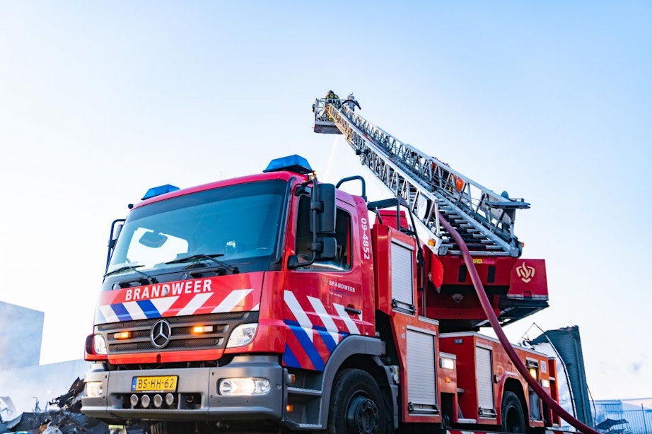 Dertig woningen ontruimd vanwege brand in flat aan Hanoidreef in Utrechtse wijk Overvecht