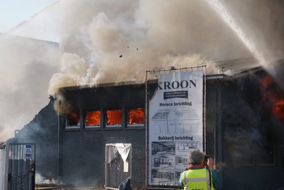 Vuur aan Atoomweg in Utrecht wordt steeds heviger; mogelijk brandt het pand volledig af