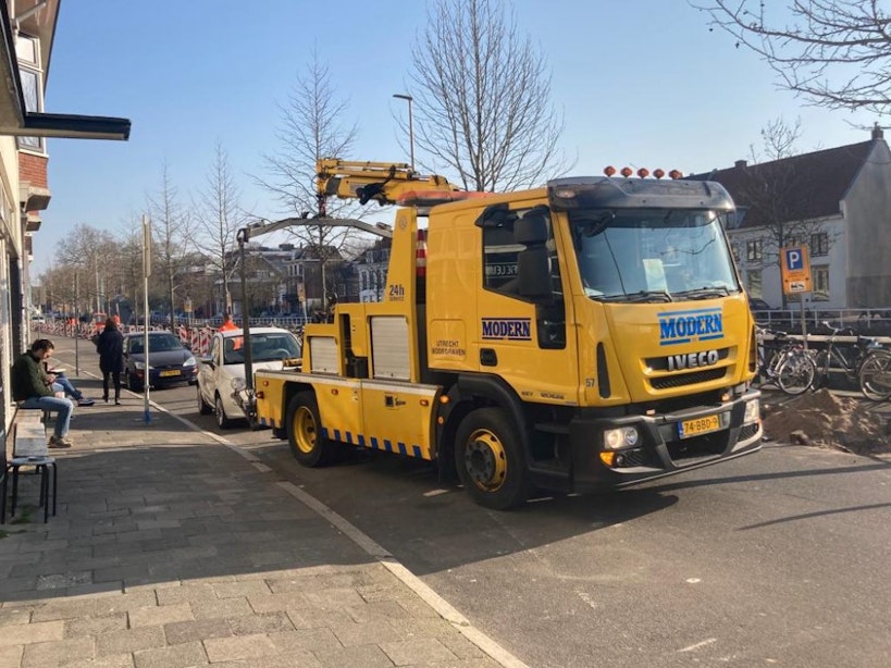 Werkzaamheden Westerkade in Utrecht begonnen met wegslepen van auto’s