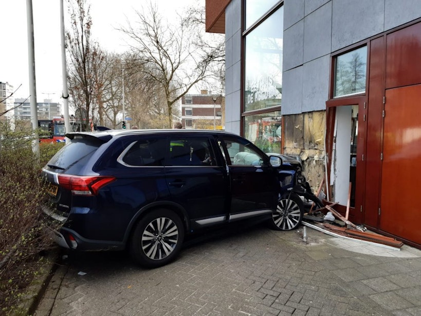 Automobilist botst na onwelwording tegen gevel van eethuis op de Jan van Galenstraat in Utrecht