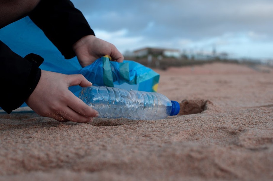 Utrechtse onderzoekers brengen tienduizenden kilo’s afval op Nederlandse stranden in kaart