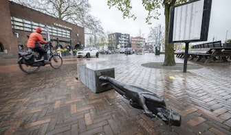 Beeld van Herman Berkien op Ledig Erf in Utrecht omvergereden