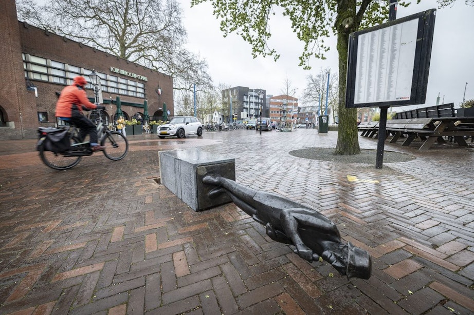 Beeld van Herman Berkien op Ledig Erf in Utrecht omvergereden