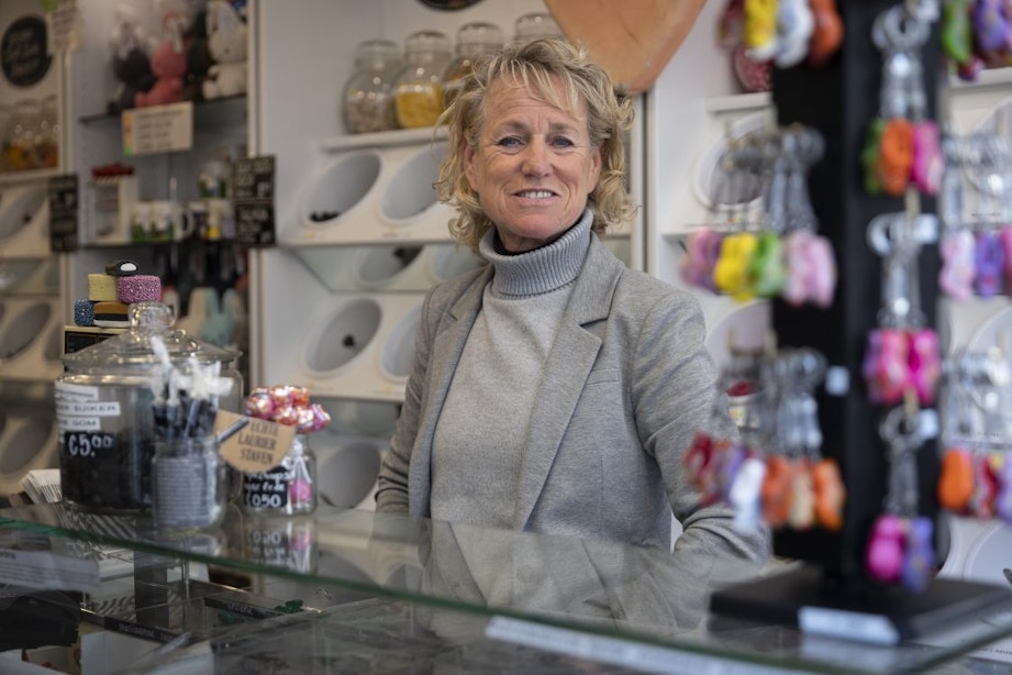 Na 43 jaar verkoopt Mary haar snoepwinkel Drop-Inn in Utrecht: ‘Aan een klant, hoe leuk is dat’