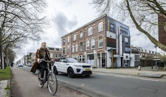 Nieuwe Rietveld-muurschildering JanIsDeMan aan Jutfaseweg in Utrecht: ‘Ook de buurtkat staat erop’