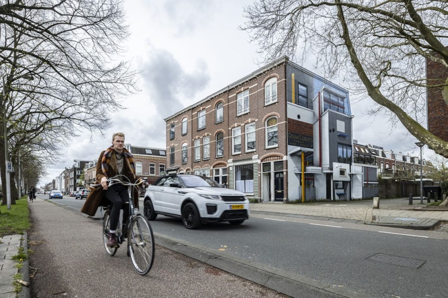 Nieuwe Rietveld-muurschildering JanIsDeMan aan Jutfaseweg in Utrecht: ‘Ook de buurtkat staat erop’