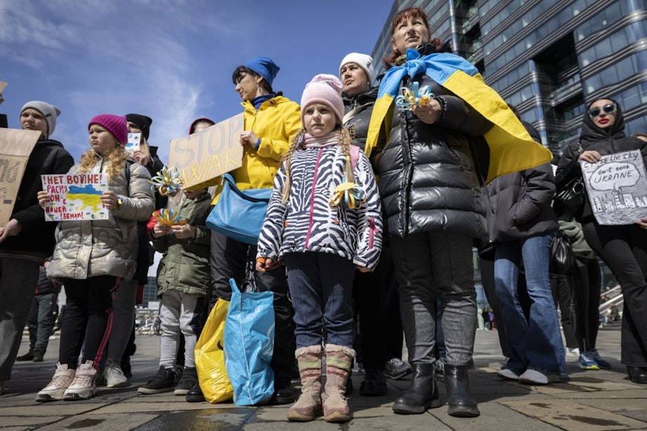 Tientallen Oekraïense vluchtelingen demonstreren in Utrecht: ‘Ik hoop dat Rusland uiteenvalt’