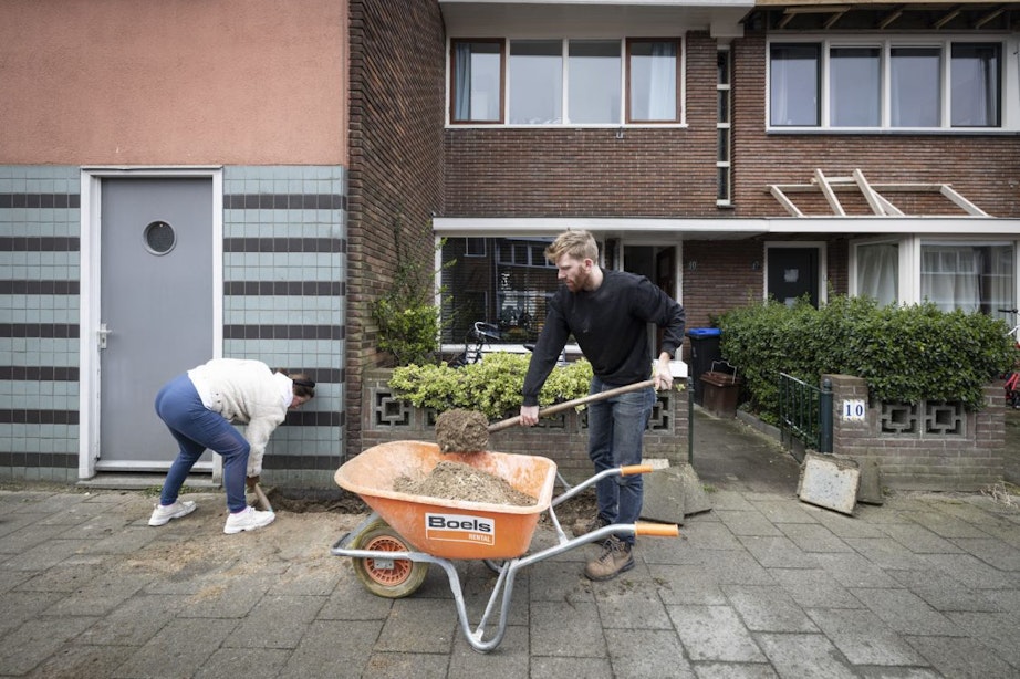 Bewoners Utrechtse Betonbuurt steken handen uit de mouwen en maken hun straat groener
