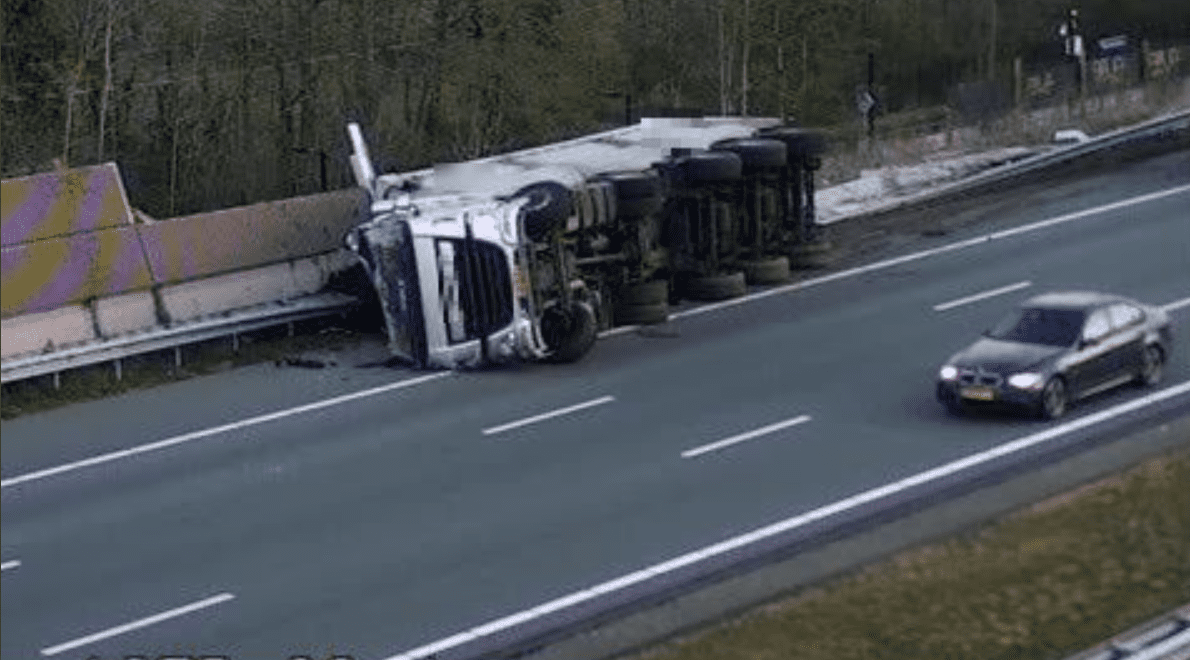 Vrachtwagen gekanteld op A27 bij Bilthoven richting Utrecht; weg vanaf 11.00 uur helemaal dicht. Vrachtwagen gekanteld op A27 bij Bilthoven richting Utrecht; weg vanaf 11.00 uur helemaal dicht.