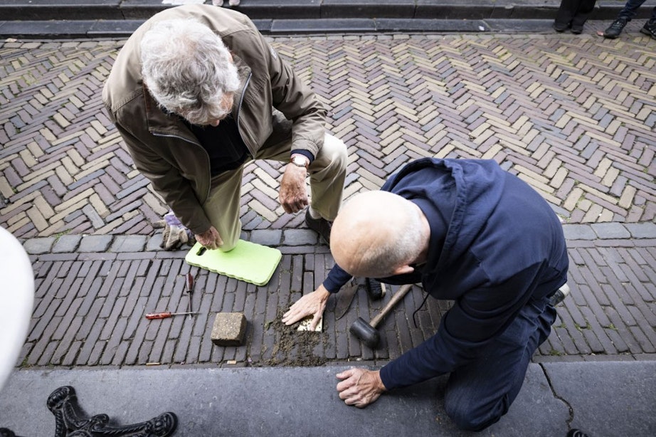 Struikelsteen voor Louis Trompetter geplaatst op de Vismarkt in Utrecht