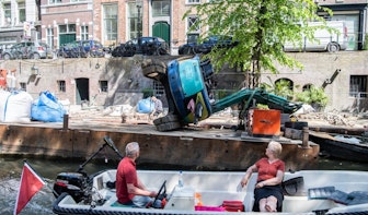 Graafmachine omgekieperd op ponton Oudegracht in Utrecht