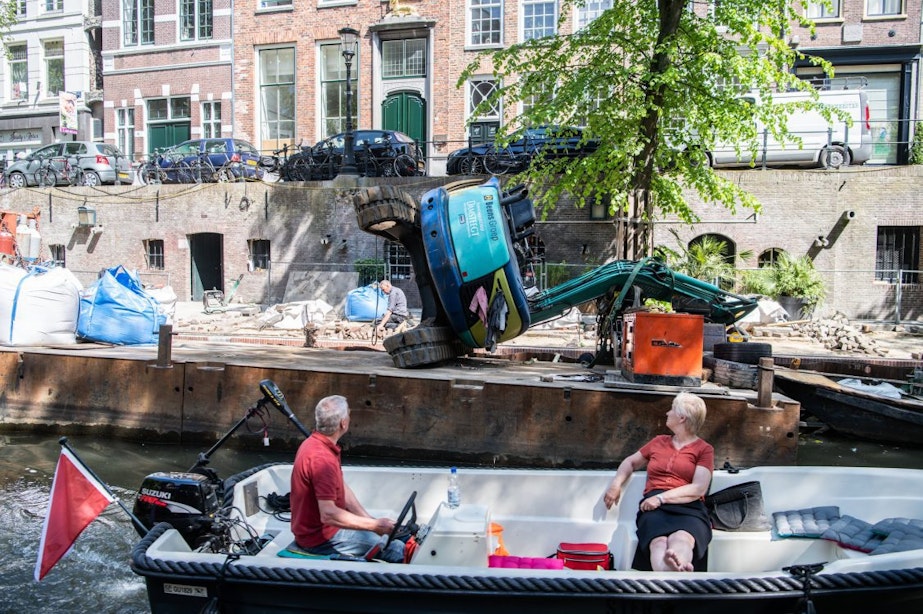 Graafmachine omgekieperd op ponton Oudegracht in Utrecht