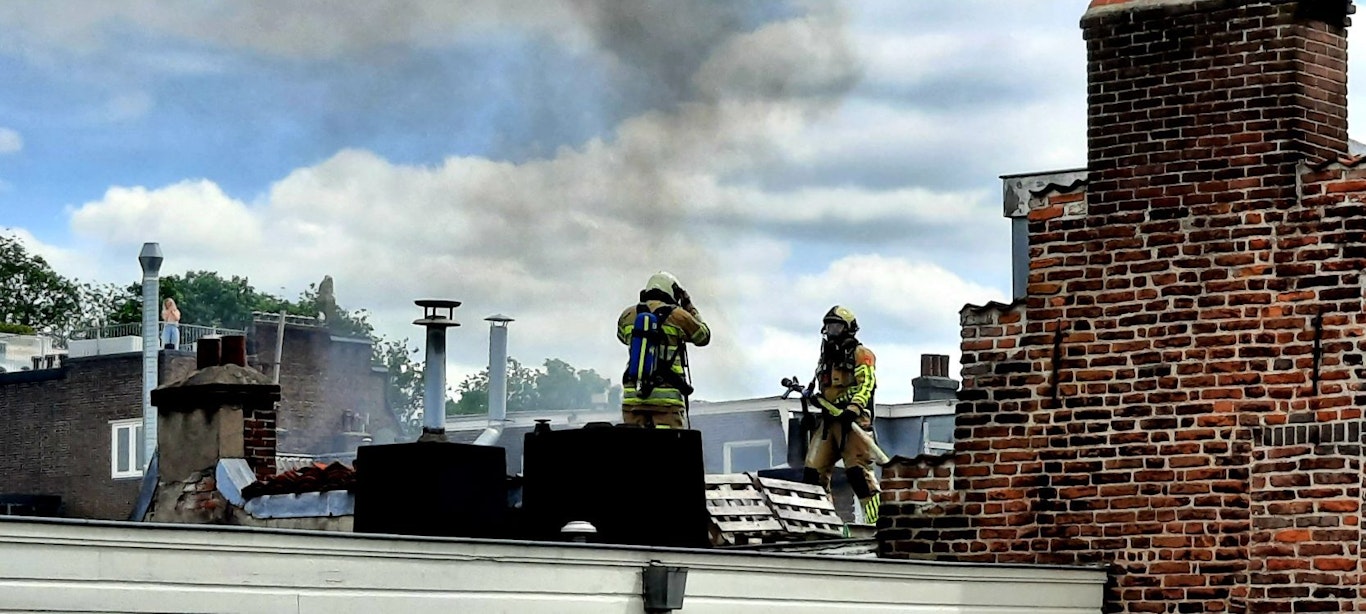 Uitslaande brand op dak van woning Lange Jufferstraat in Utrecht onder controle