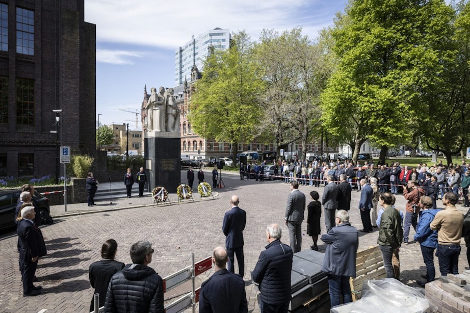 NS en ProRail herdenken omgekomen spoorwegmedewerkers bij monument in Utrecht