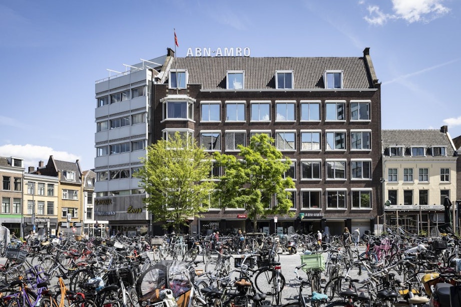 Utrechters mogen voorlopig hun fiets ‘hinderlijk’ stallen op de Neude vanwege beperkte parkeerplekken