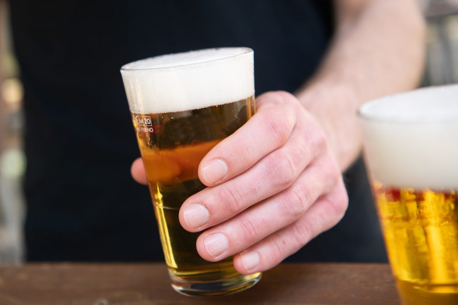 Hoeveel stegen de bierprijzen in vijf jaar tijd? We namen bij tientallen cafés in Utrecht de proef op de som