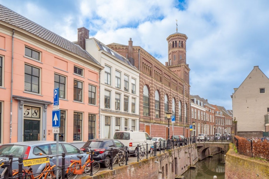 Bijzonder kerkgebouw uit 1863 aan de Kromme Nieuwegracht in Utrecht te koop