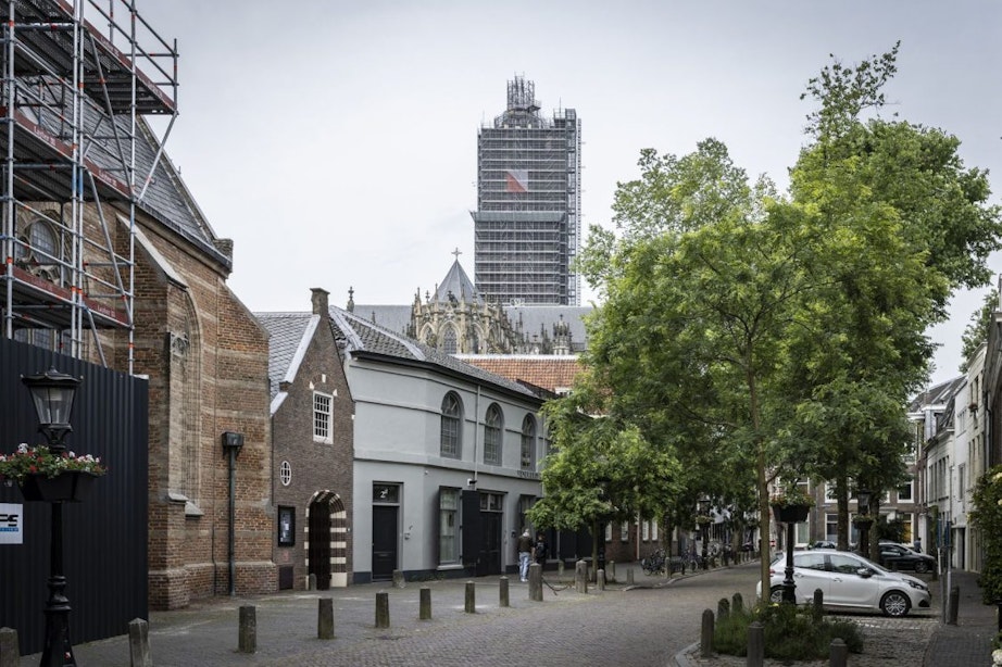Dode man op Pieterskerkhof is 22-jarige man uit Utrecht; voor het laatst gezien bij Jans Bar op Janskerkhof