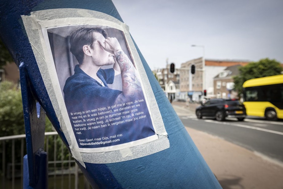 Gijs probeert met behulp van posters in Utrecht zijn ‘liefde’ te vinden