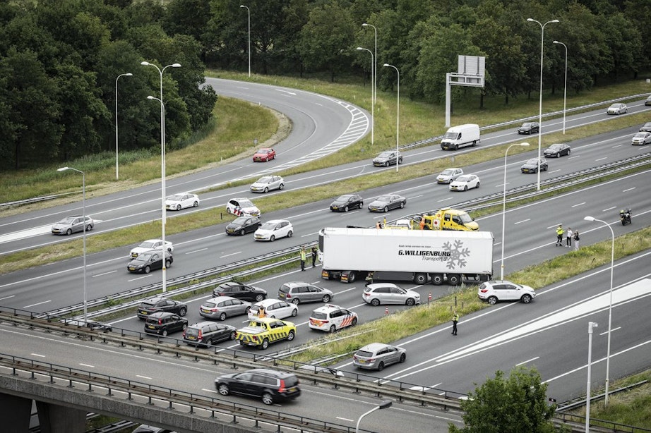 Deel van de A28 bij Utrecht afgesloten na ongeluk met vrachtwagen