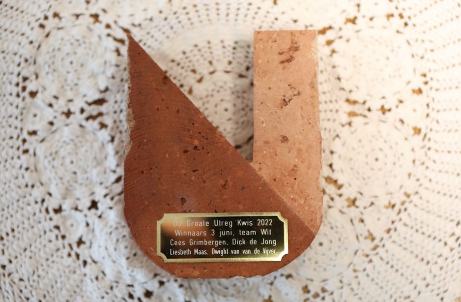 De trofee van De Groate Utreg Kwis: Kleine steen met grote waarde