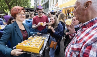 Honderden Utrechters vieren in de Zadelstraat met taart hun verjaardag én 900 jaar stadsrechten