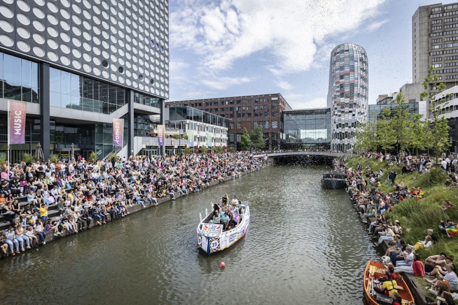Utrecht pakt weer groots uit tijdens de Canal Pride; tienduizenden mensen vieren de liefde