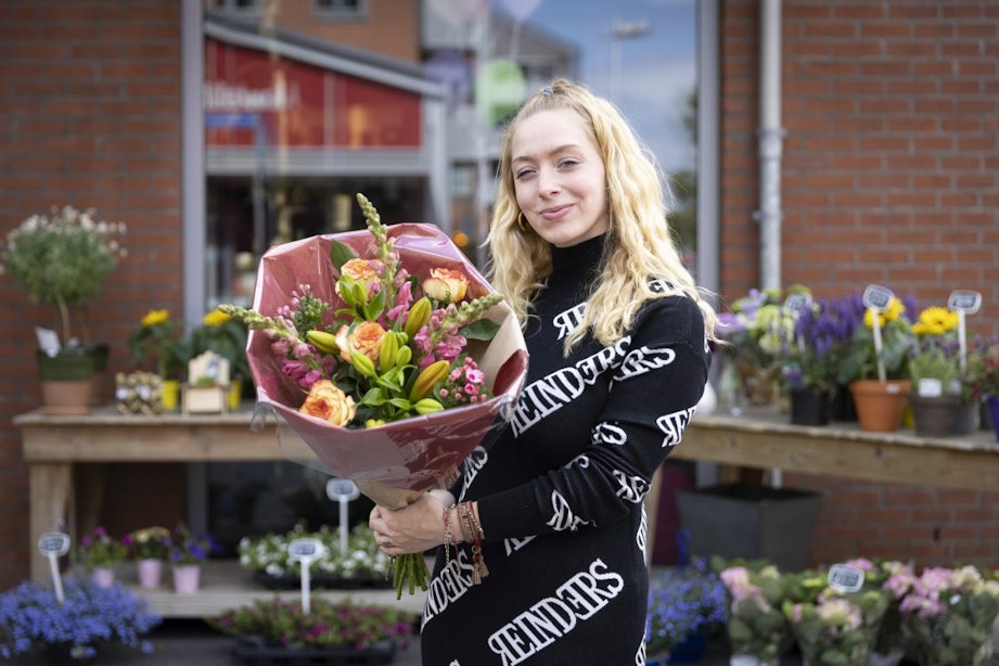 Lola (17) opent eigen bloemenwinkel: ‘Ik wist al op mijn veertiende dat ik dit wilde doen’