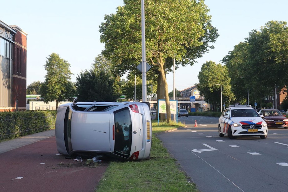 Auto op zijkant na eenzijdig ongeval Cartesiusweg in Utrecht