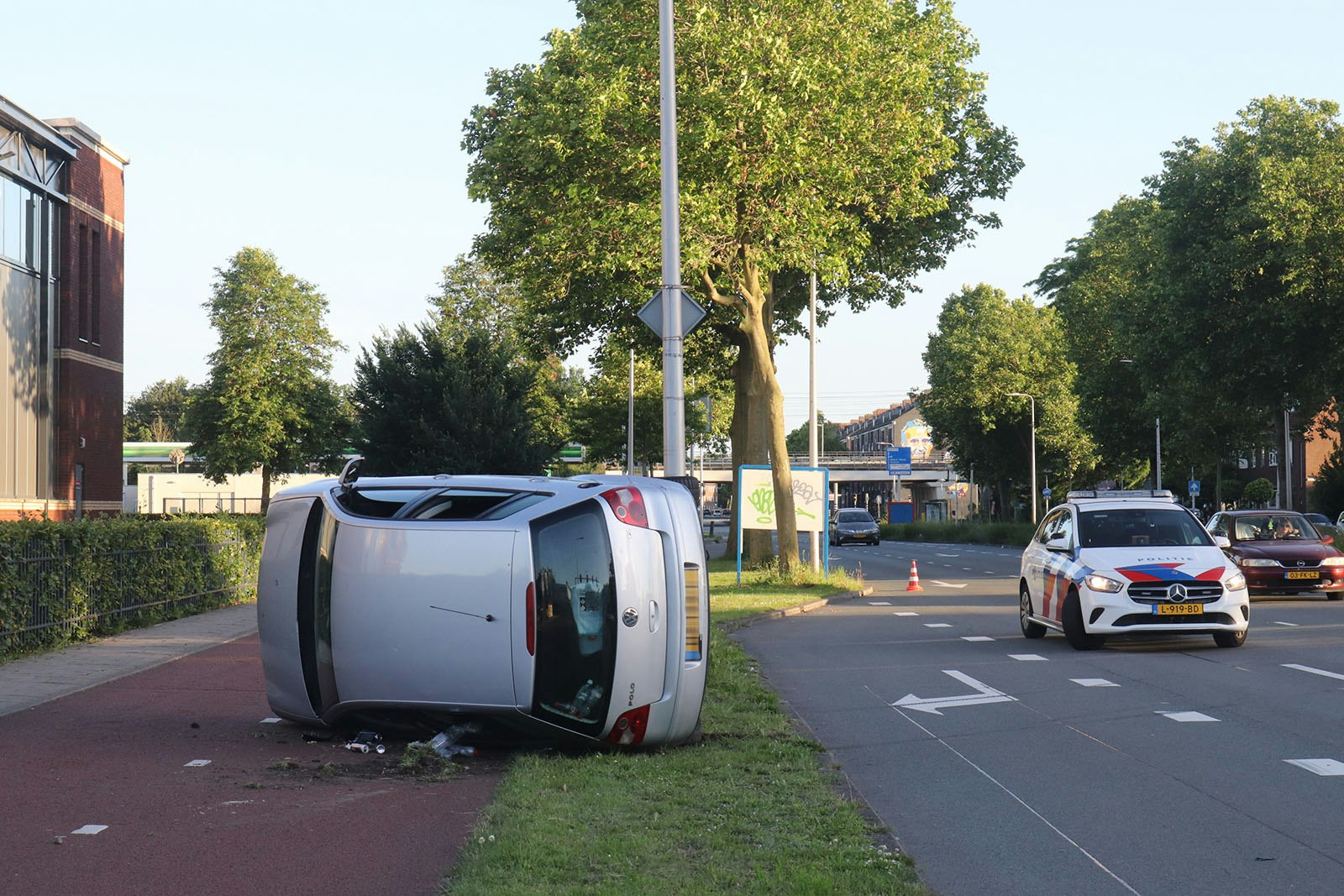 Auto op zijkant na eenzijdig ongeval Cartesiusweg in Utrecht.